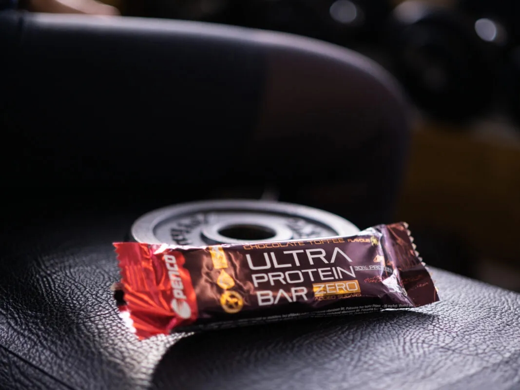 Baton proteinowy przed czy po treningu – co wybrać dla lepszej regeneracji?
